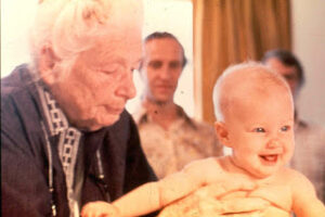 Foto da Dra. Ida Rolf com bebê